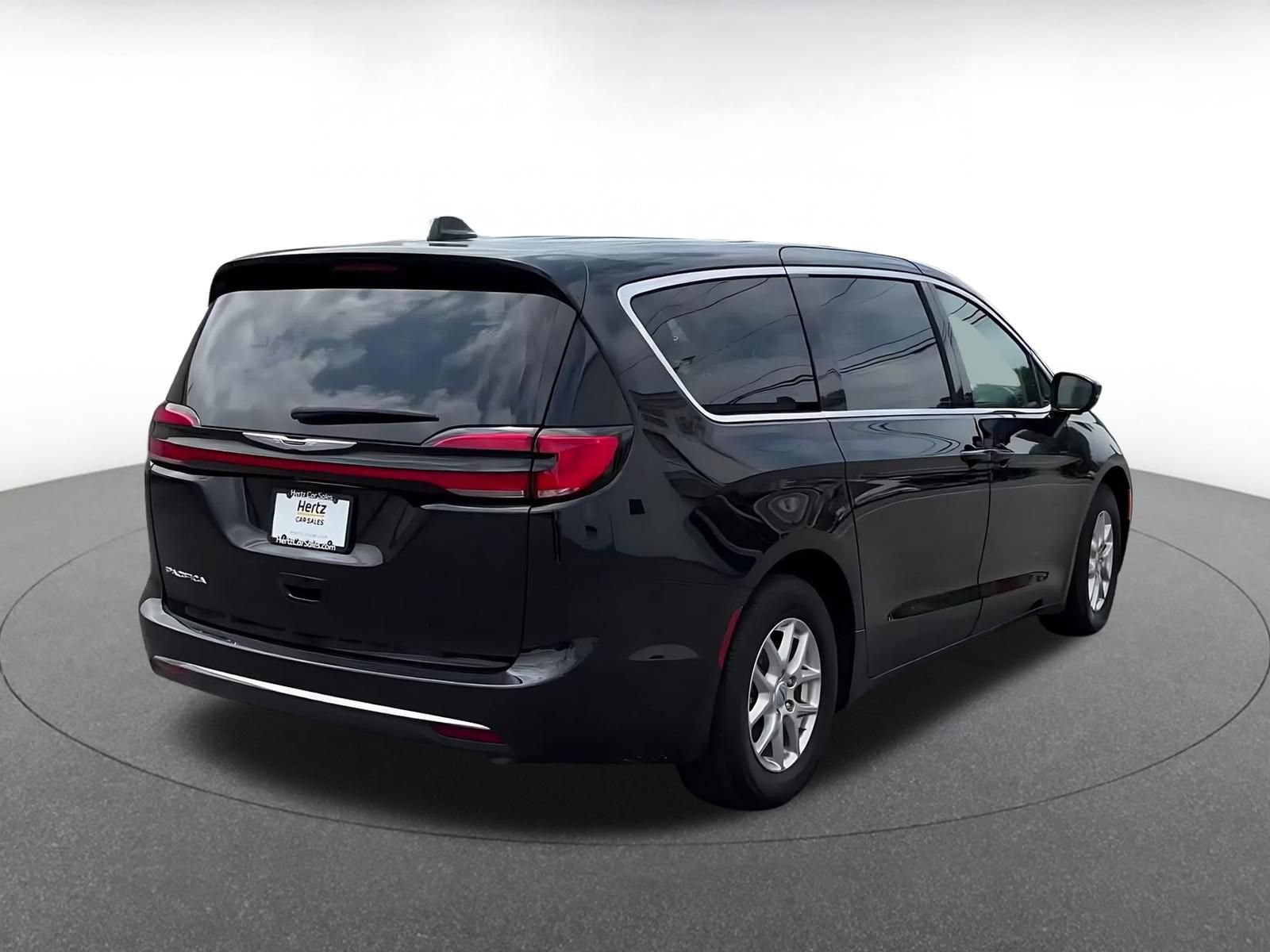 Used 2024 Chrysler Pacifica Touring-L FWD image 15