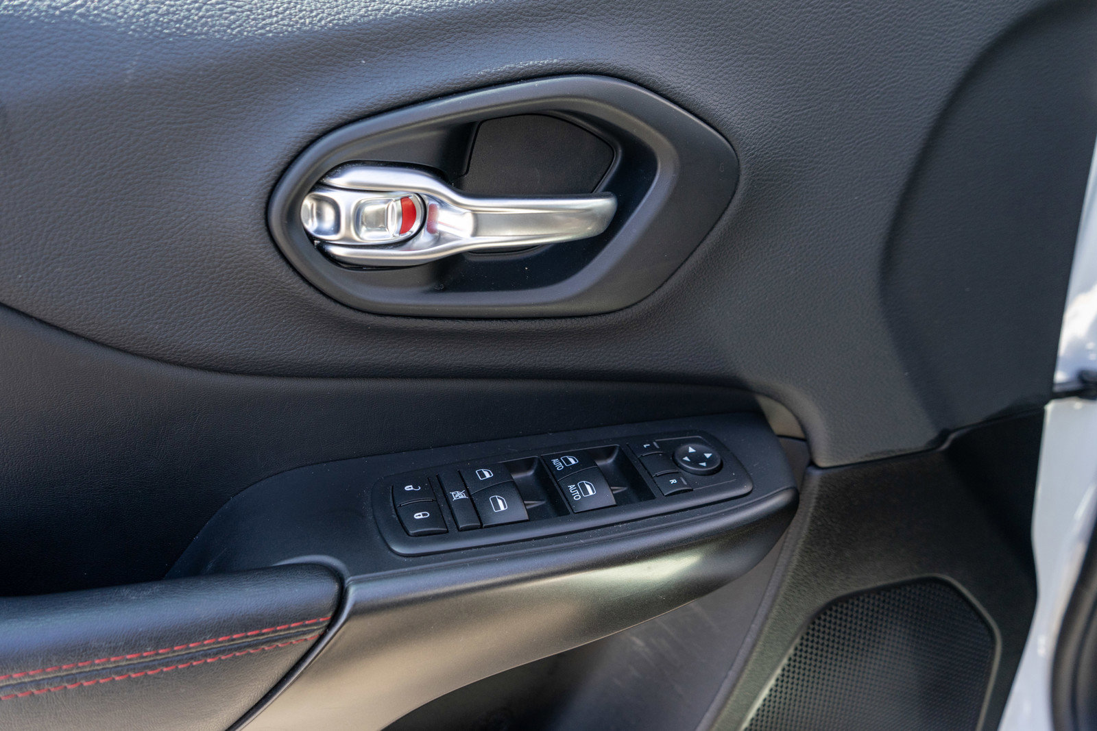 Used 2019 Jeep Cherokee Trailhawk w/ Cold Weather Group image 14