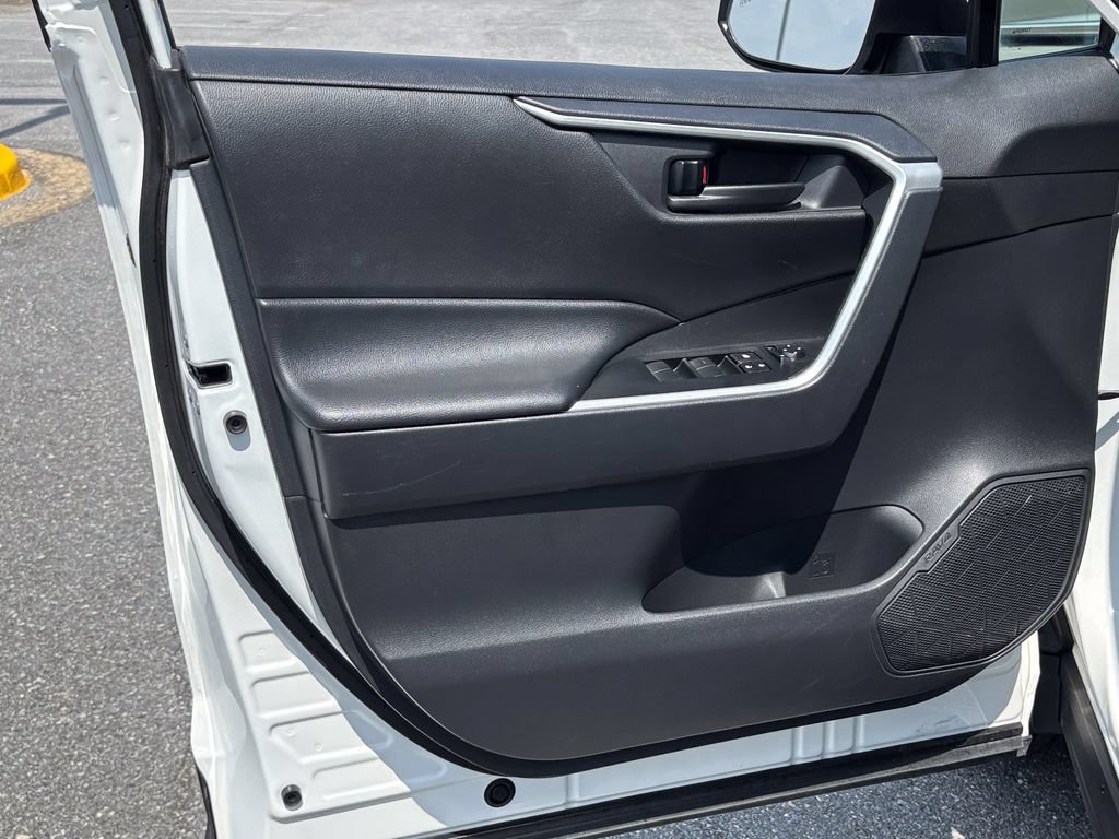Used 2025 Toyota RAV4 LE AWD/4WD image 15