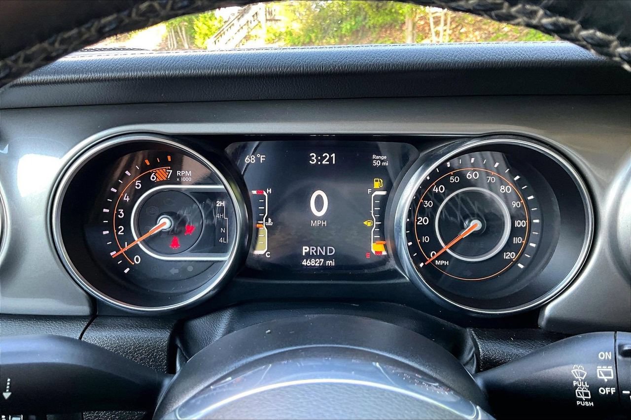 Used 2022 Jeep Wrangler Unlimited Sahara w/ Cold Weather Group AWD/4WD image 10