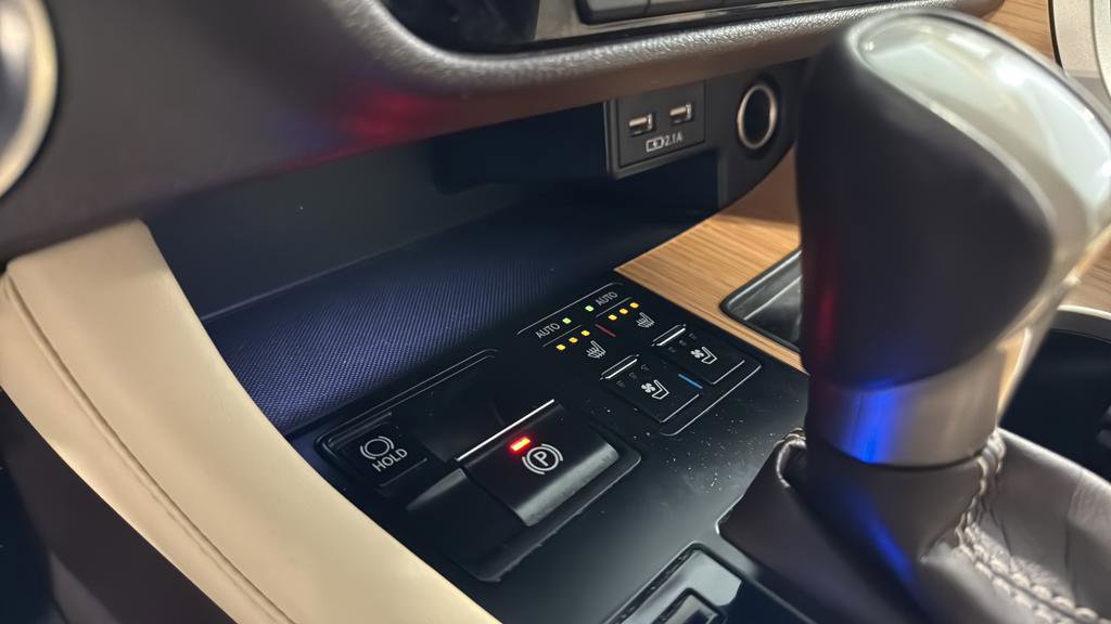 Used 2020 Lexus RX 350L Premium w/ Premium Package image 30