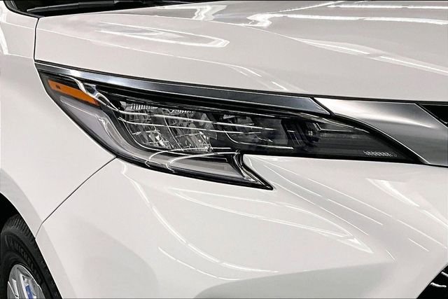 Used 2022 Toyota Sienna XSE image 32