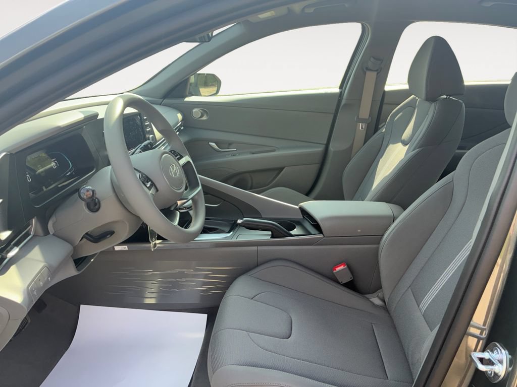 Used 2026 Hyundai Elantra SE FWD image 9