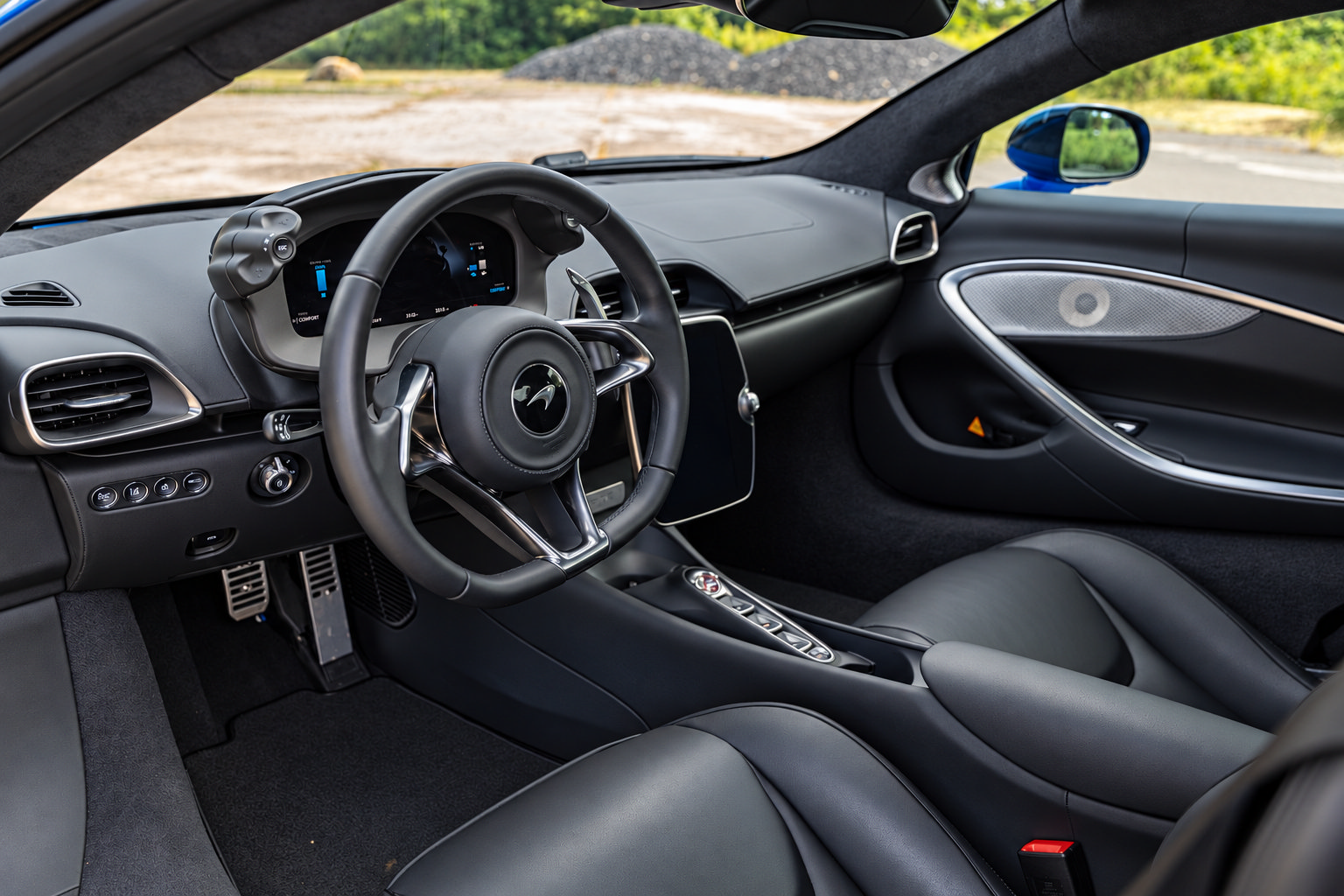 Used 2024 McLaren Artura RWD image 12