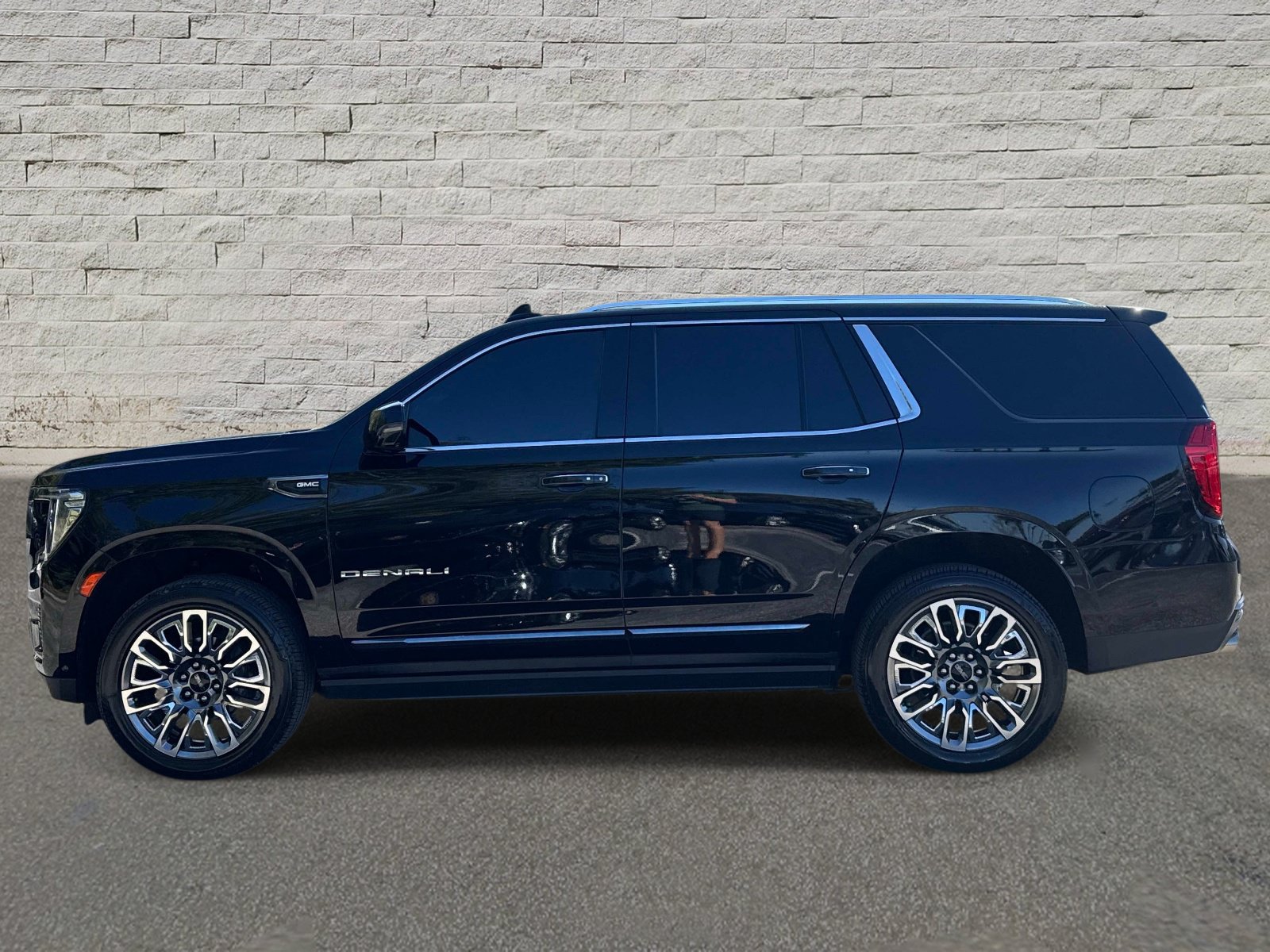 Used 2024 GMC Yukon Denali Ultimate w/ LPO, Floor Liner Package AWD/4WD image 2