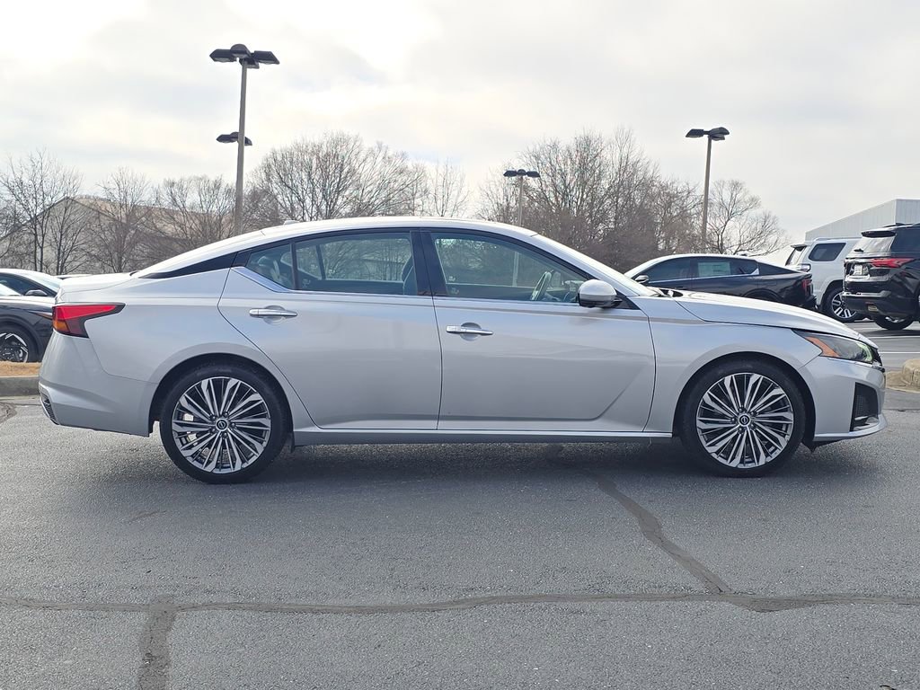 Used 2023 Nissan Altima 2.5 SL image 2