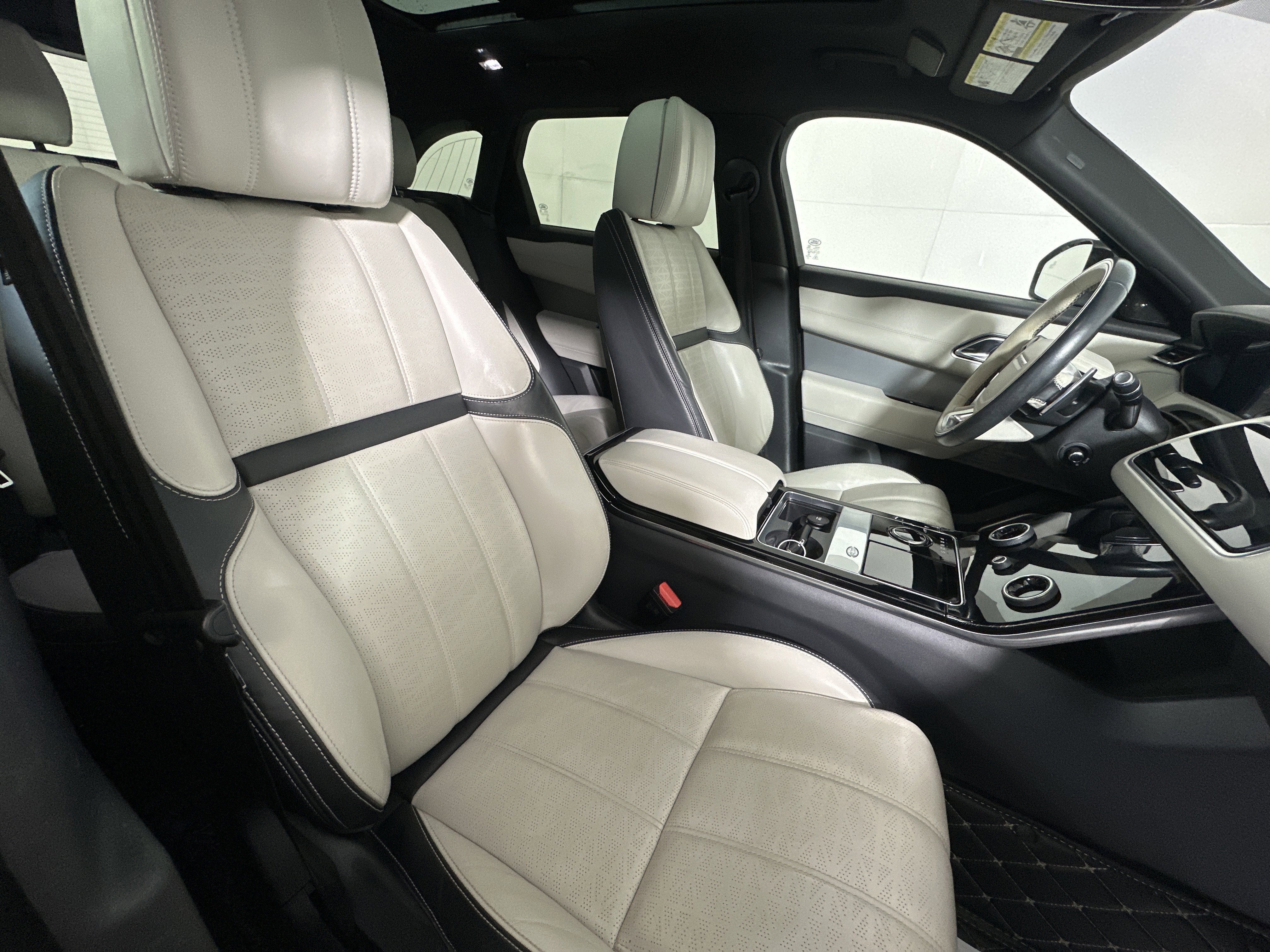 Used 2020 Land Rover Range Rover Velar R-Dynamic HSE image 25