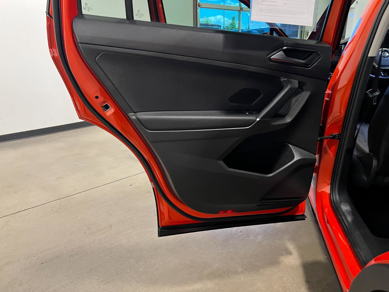 Used 2018 Volkswagen Tiguan SEL AWD/4WD image 31
