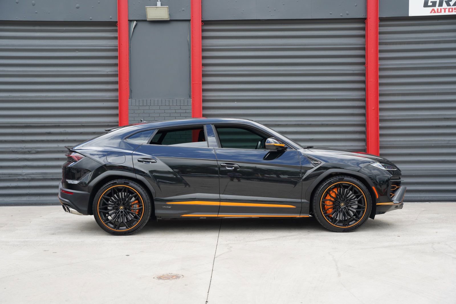 Used 2025 Lamborghini Urus SE image 13
