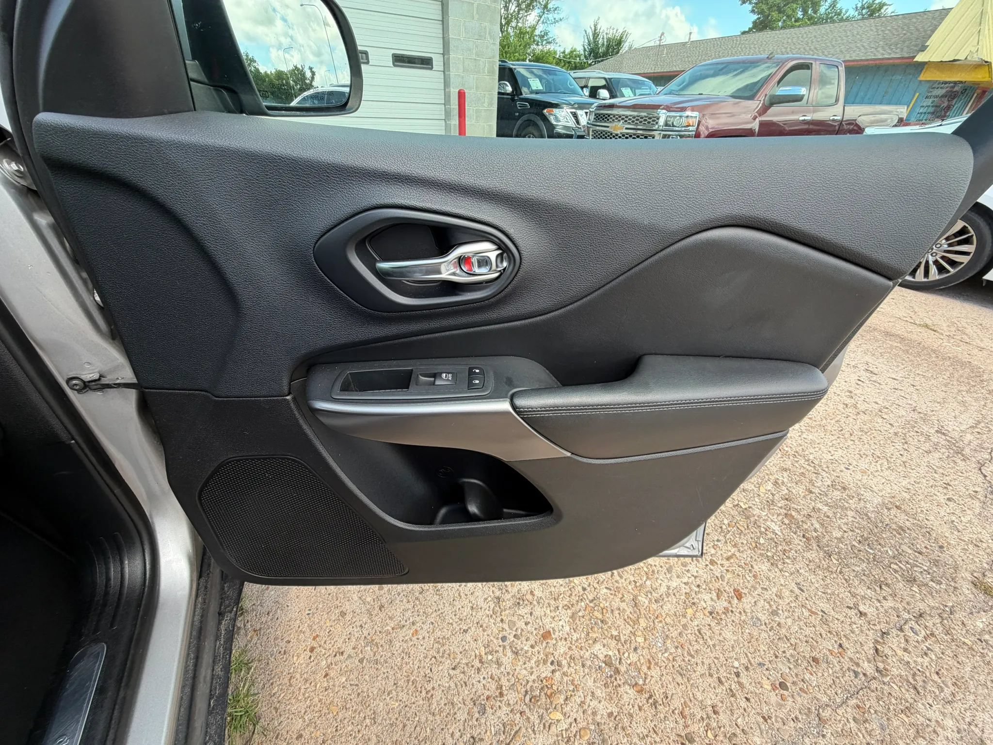 Used 2019 Jeep Cherokee Limited w/ Luxury Group AWD/4WD image 15