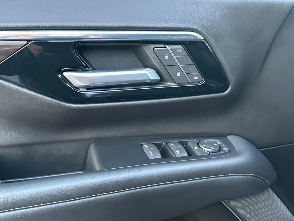 Used 2025 Chevrolet Suburban Z71 image 20