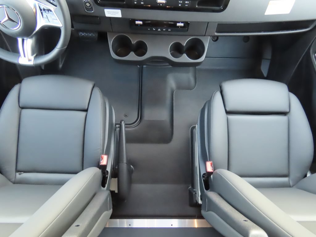 Used 2025 Mercedes-Benz Sprinter 2500 image 18