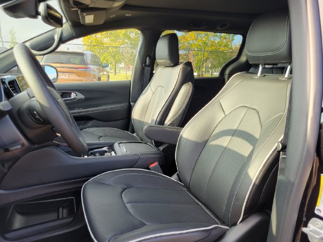 New 2027 Chrysler Pacifica Limited FWD image 8