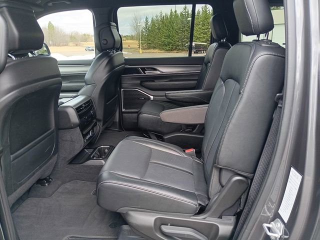 Used 2025 Jeep Wagoneer L Series II image 21