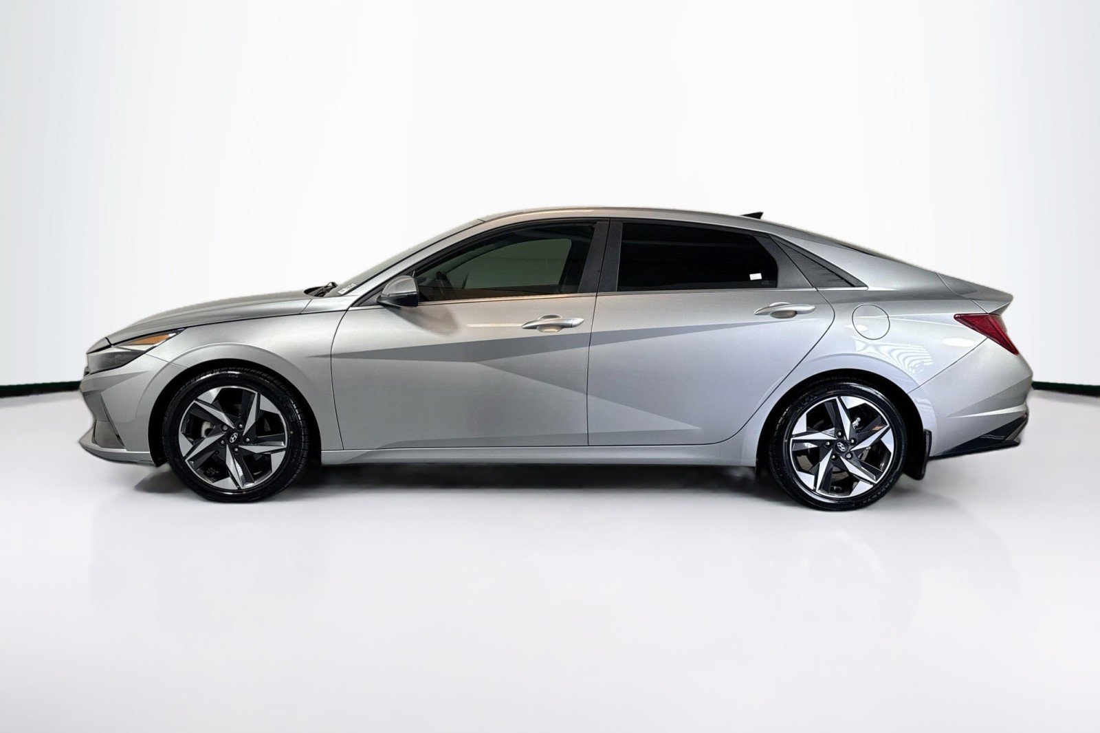 Used 2021 Hyundai Elantra Limited image 8