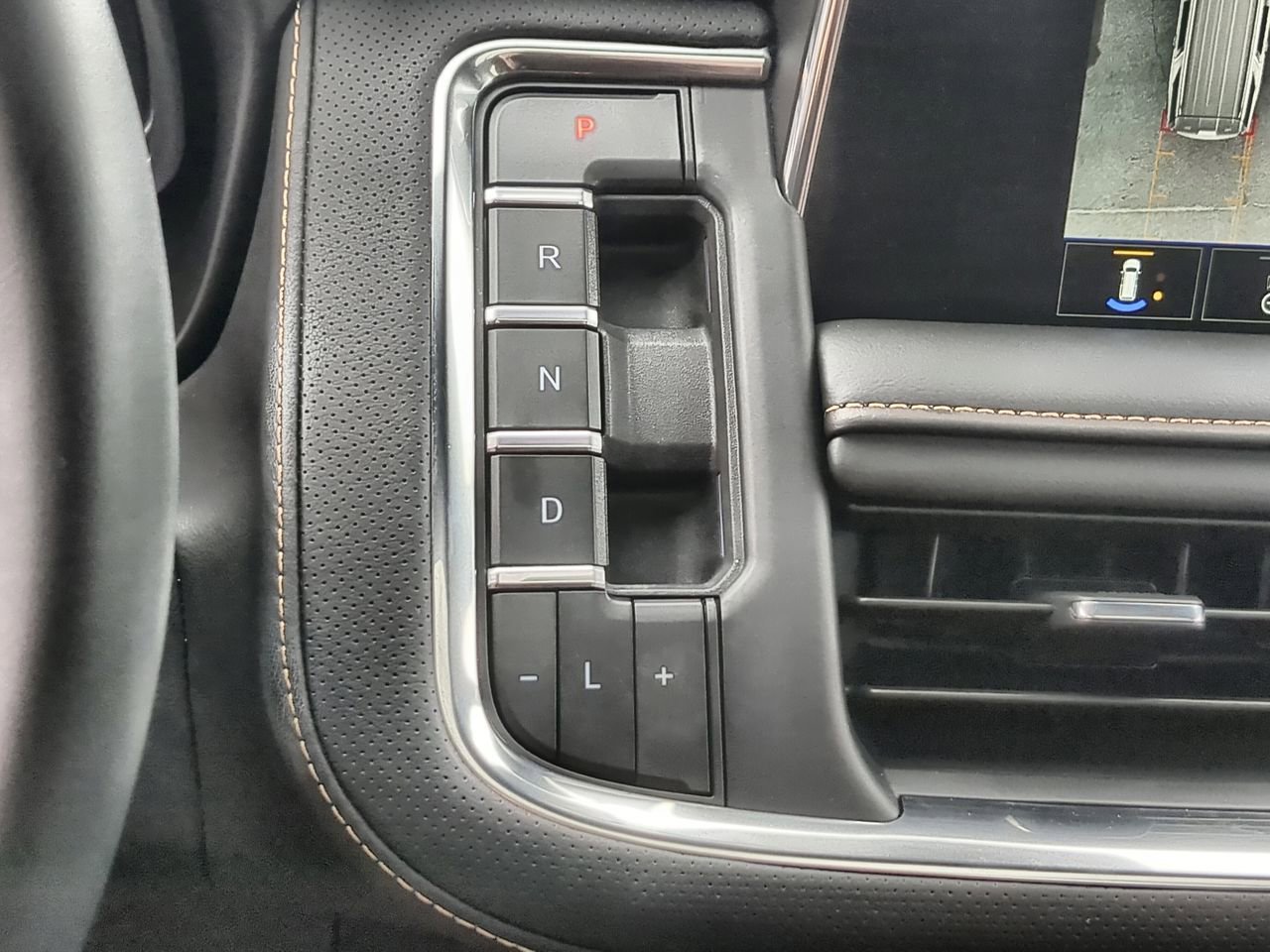 Used 2024 GMC Yukon AT4 w/ Technology Package image 16