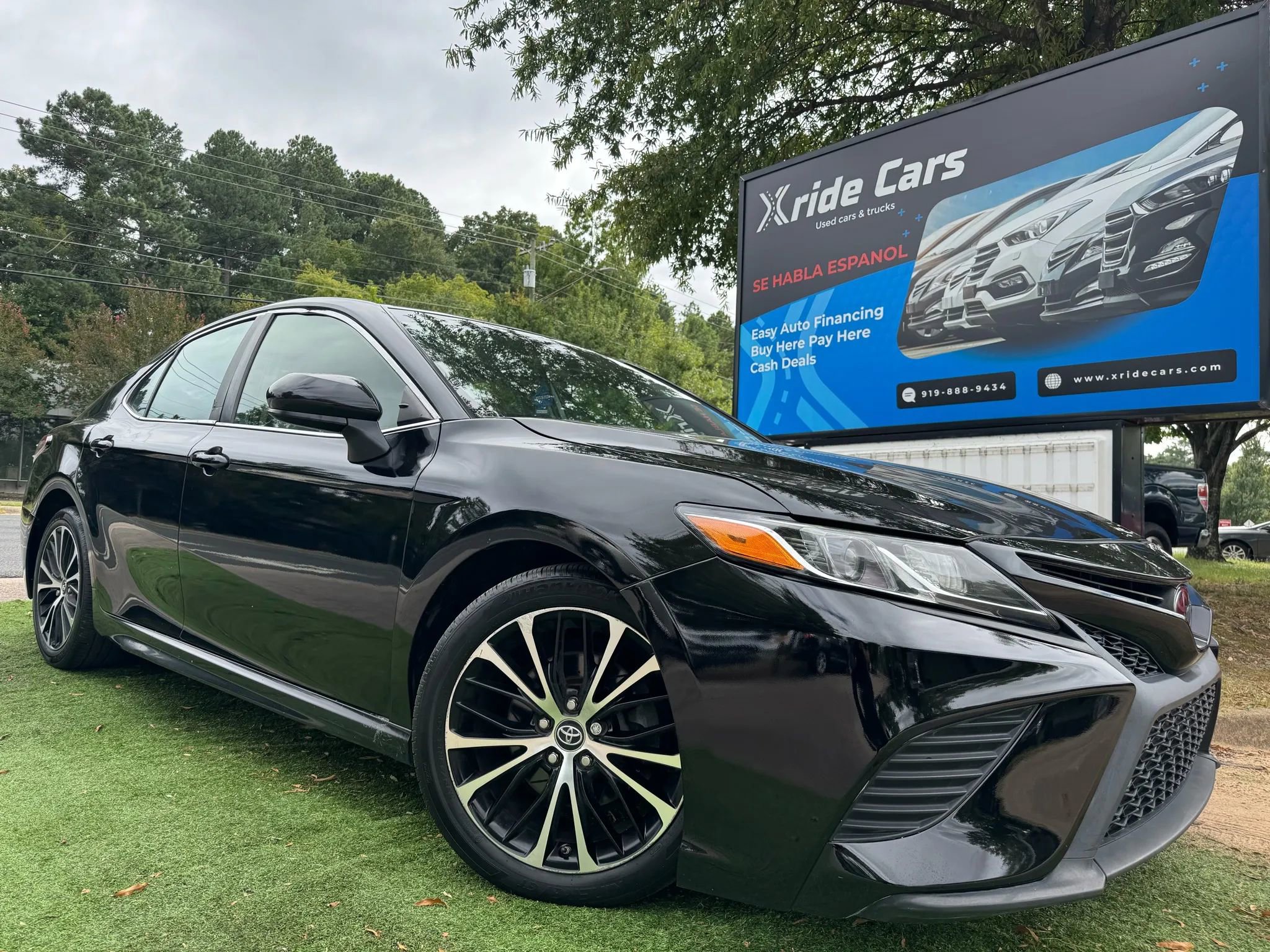 Used 2019 Toyota Camry SE image 1