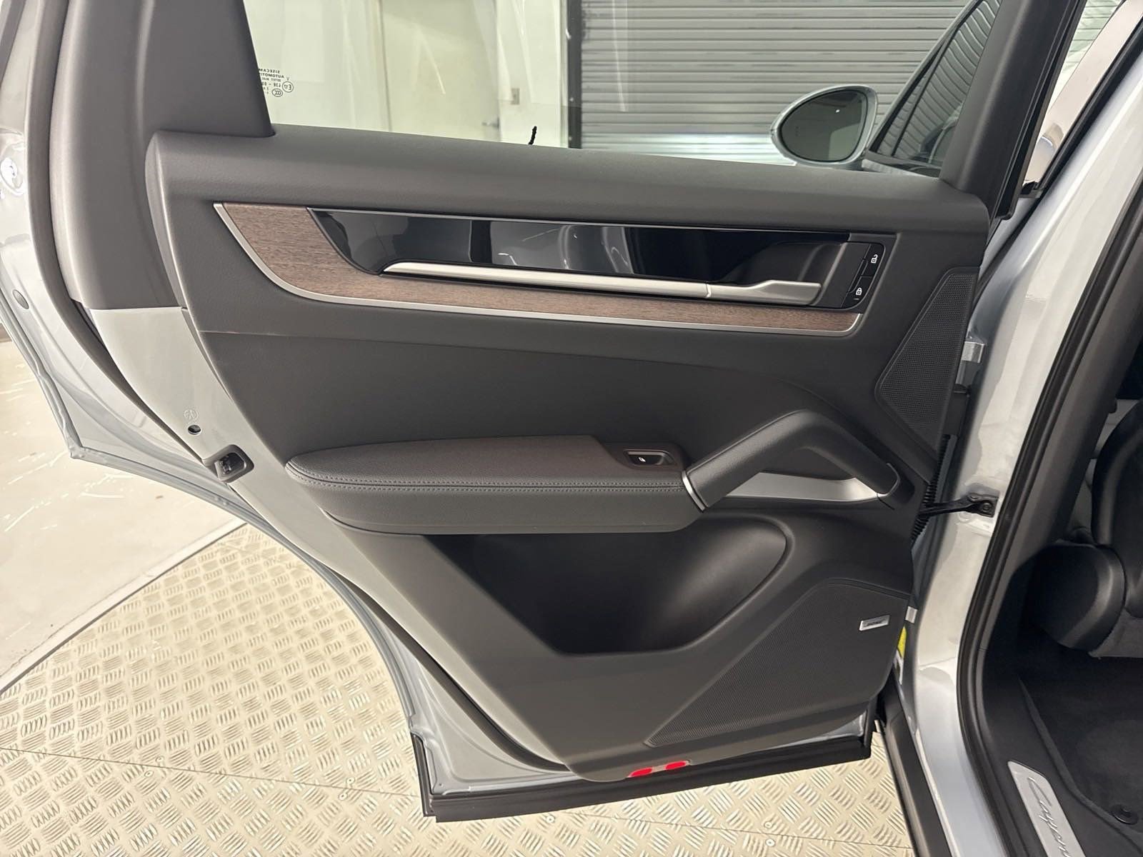 Used 2025 Porsche Cayenne image 32