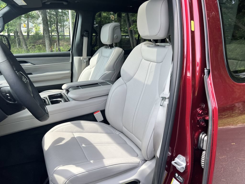 Certified 2025 Jeep Wagoneer Series III w/ Premium Group I AWD/4WD image 14