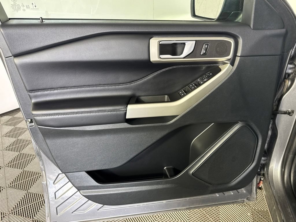 Used 2023 Ford Explorer XLT w/ Equipment Group 202A AWD/4WD image 27