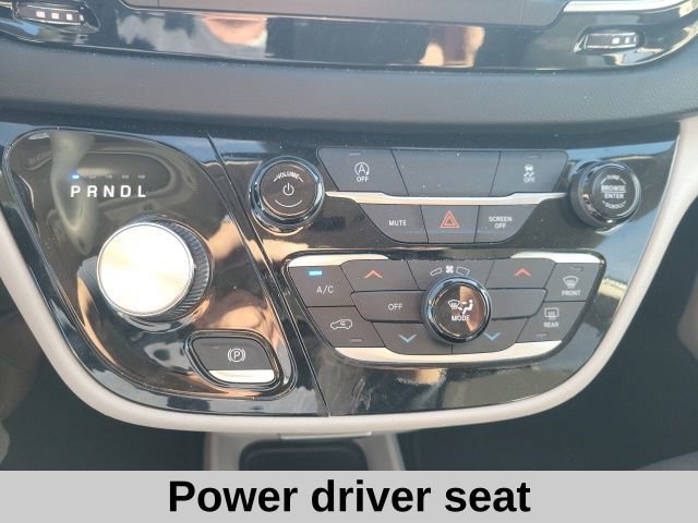 Used 2023 Chrysler Voyager LX image 7