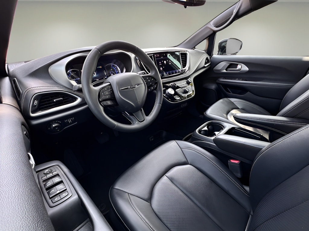 Used 2024 Chrysler Pacifica Limited FWD image 17