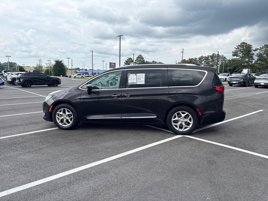 Used 2017 Chrysler Pacifica Touring-L Plus w/ Advanced Safetytec Group FWD image 26