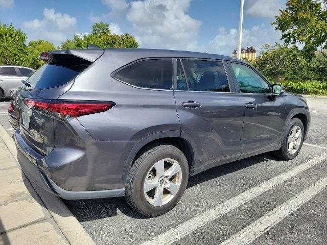 Used 2023 Toyota Highlander LE FWD image 3