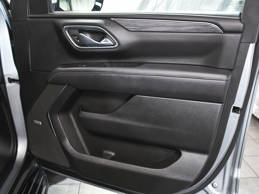 Used 2023 GMC Yukon XL SLT w/ SLT Premium Package image 14