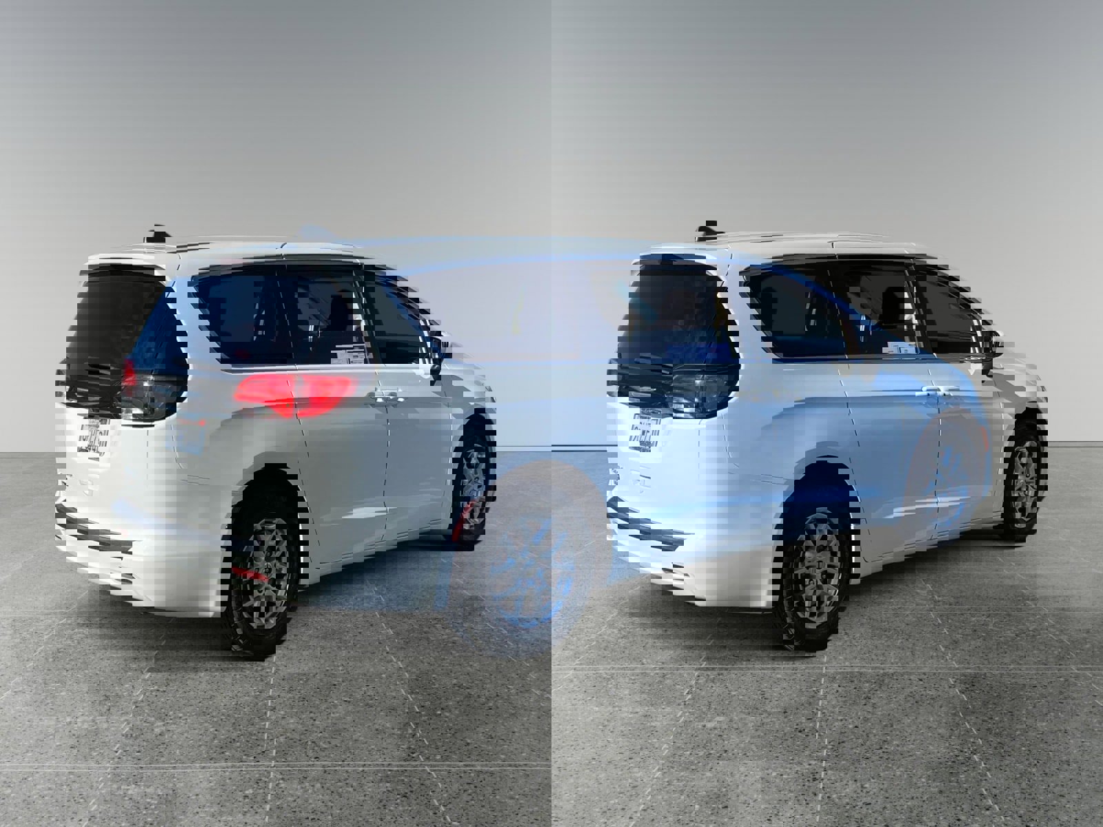 Used 2022 Chrysler Voyager LX image 5