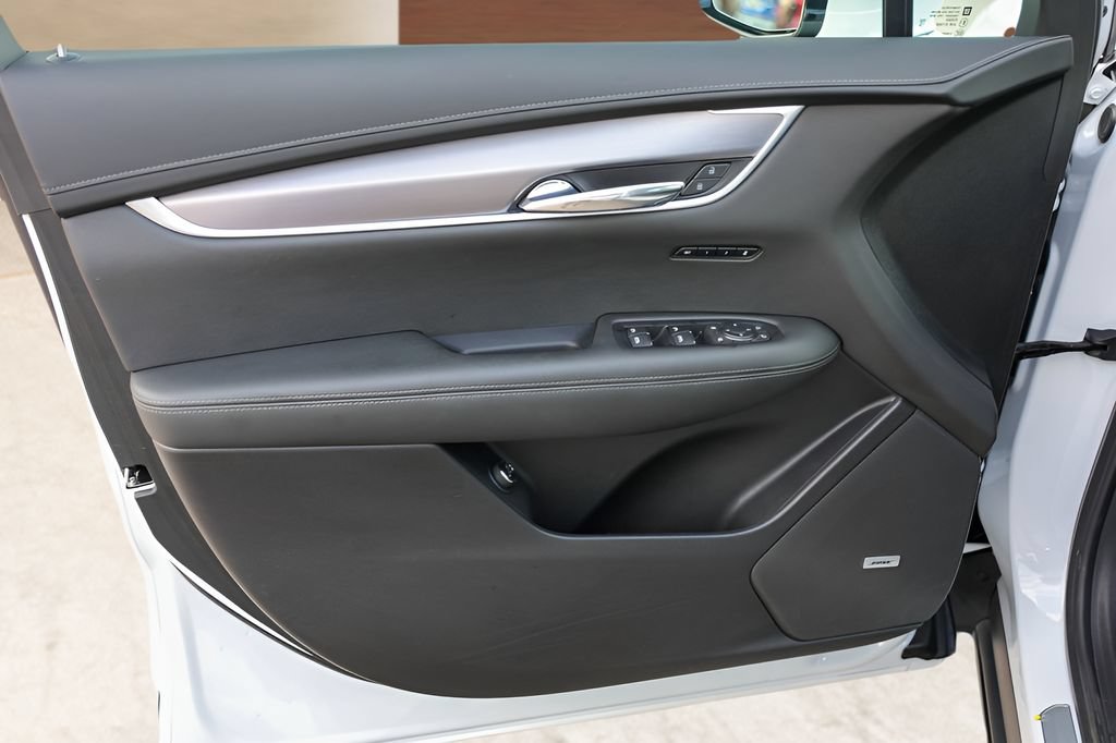 Used 2025 Cadillac XT6 Luxury w/ LPO, Bronce Accent Package FWD image 24