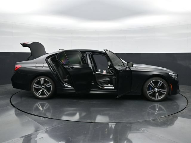 Used 2018 BMW 750i w/ Executive Package RWD image 42