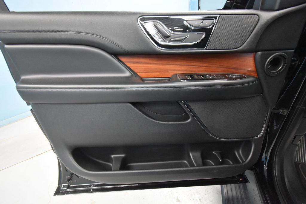 Used 2019 Lincoln Navigator Select AWD/4WD image 2