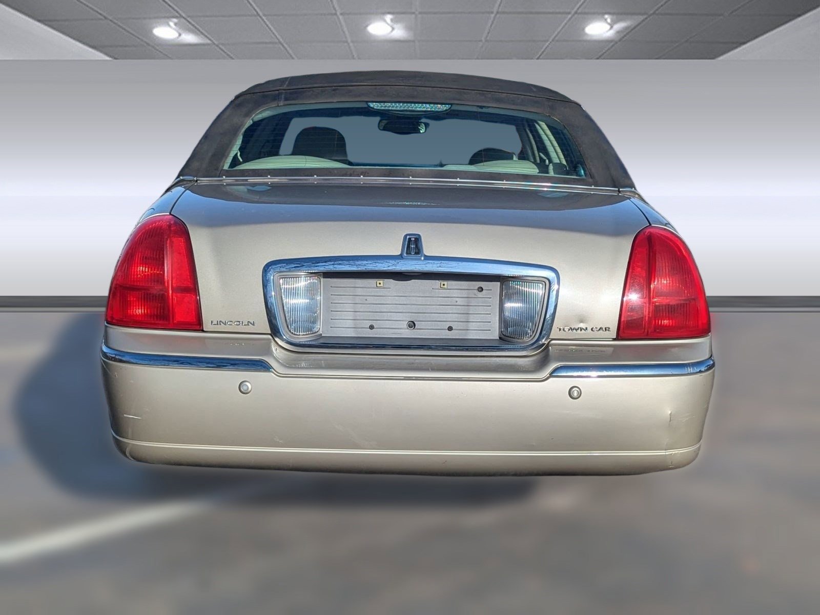 Used 2004 Lincoln Town Car Signature image 10