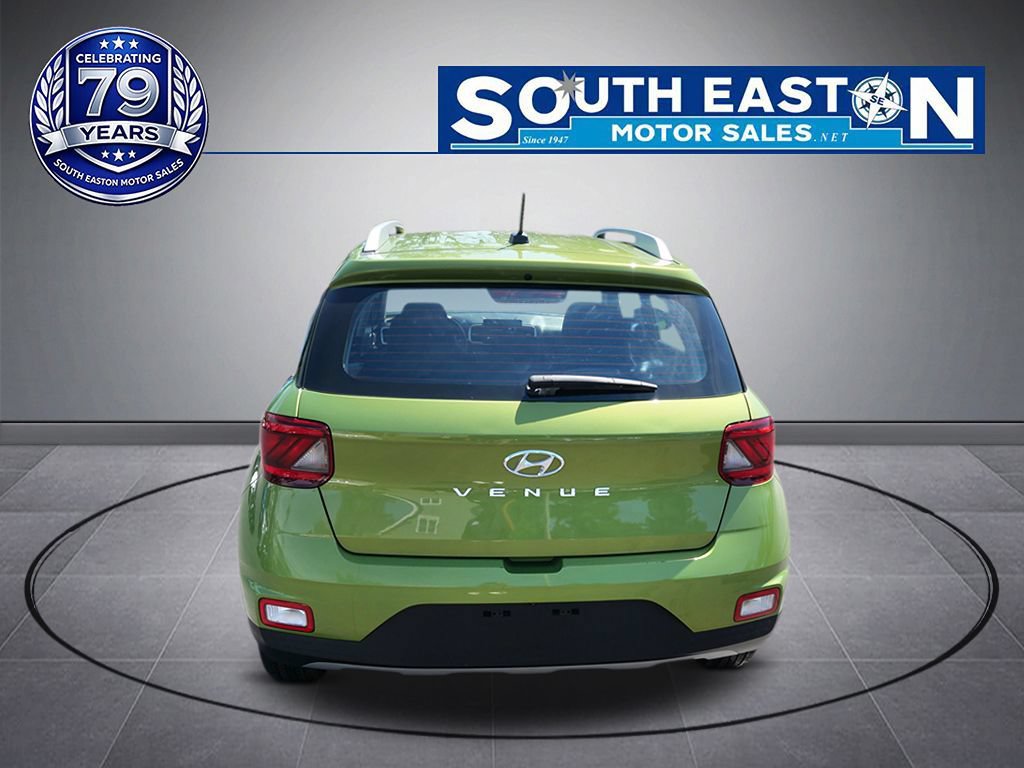 Used 2024 Hyundai Venue SEL FWD image 4