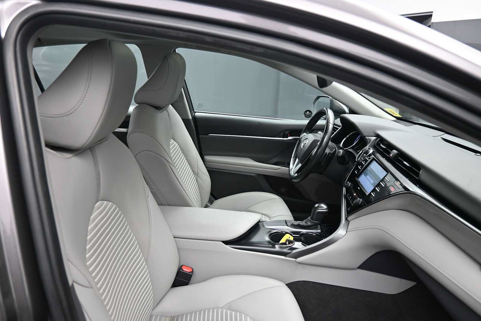 Used 2020 Toyota Camry SE w/ Convenience Package FWD image 28