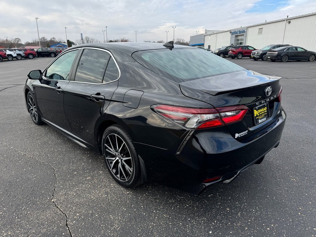 Used 2021 Toyota Camry SE image 3