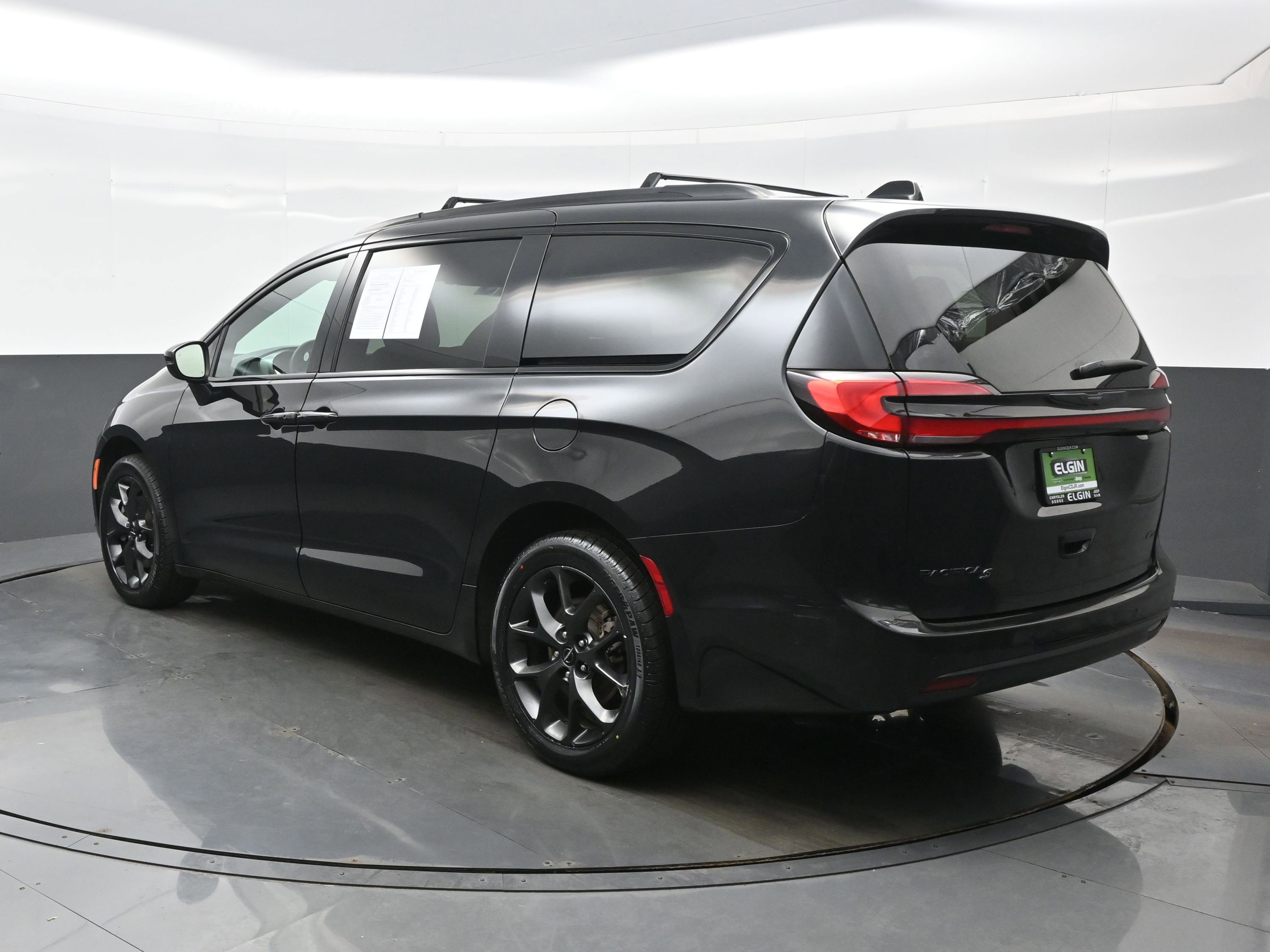 Used 2023 Chrysler Pacifica Touring-L w/ S Appearance Package image 4