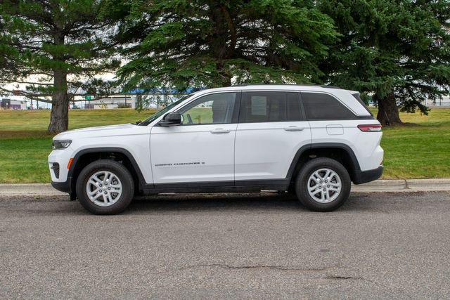 Used 2023 Jeep Grand Cherokee Laredo AWD/4WD image 3