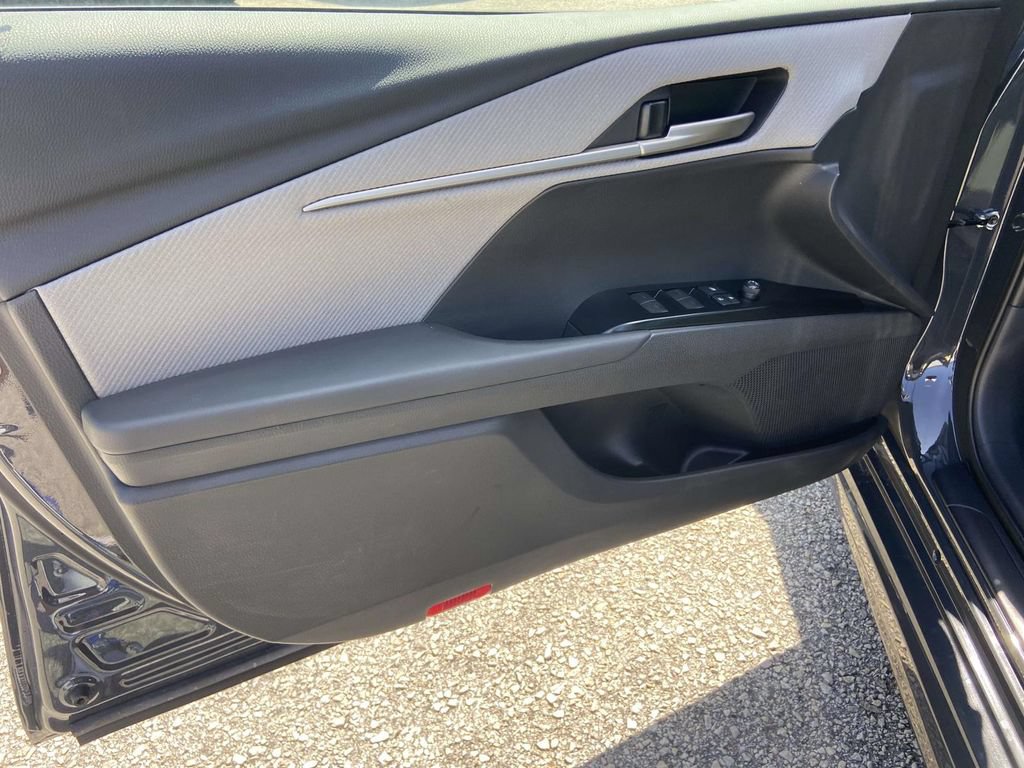 Used 2025 Toyota Camry SE FWD image 12