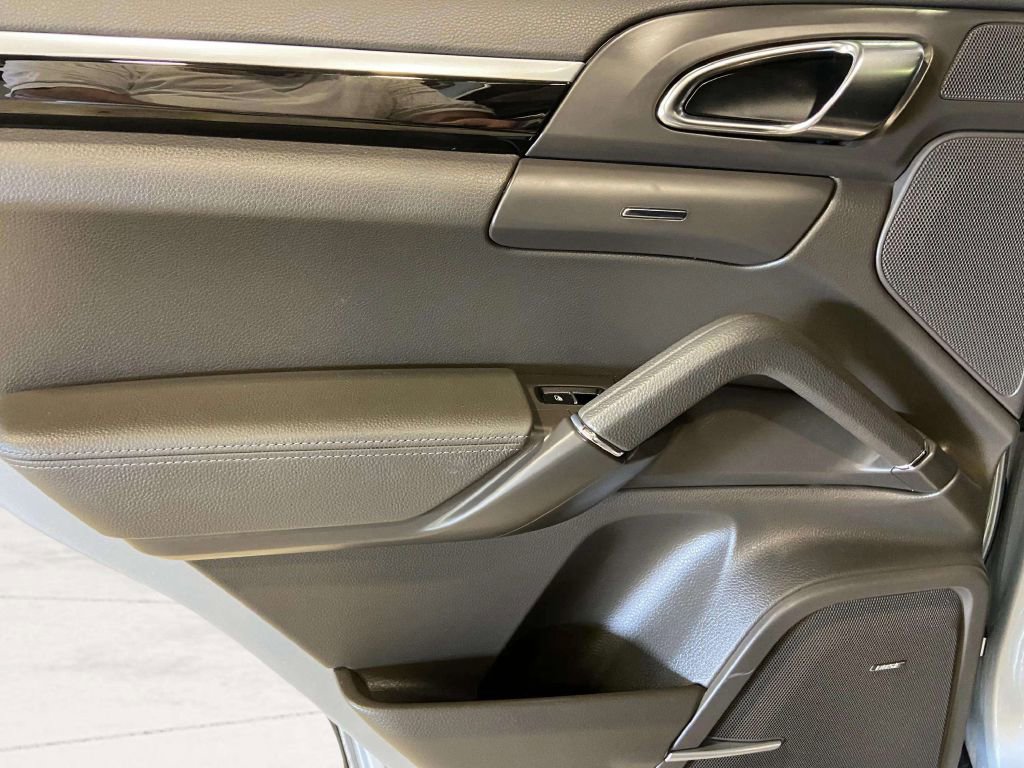 Used 2017 Porsche Cayenne S AWD/4WD image 22