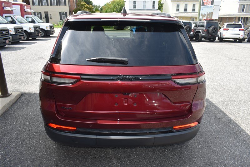 Used 2023 Jeep Grand Cherokee Altitude AWD/4WD image 5