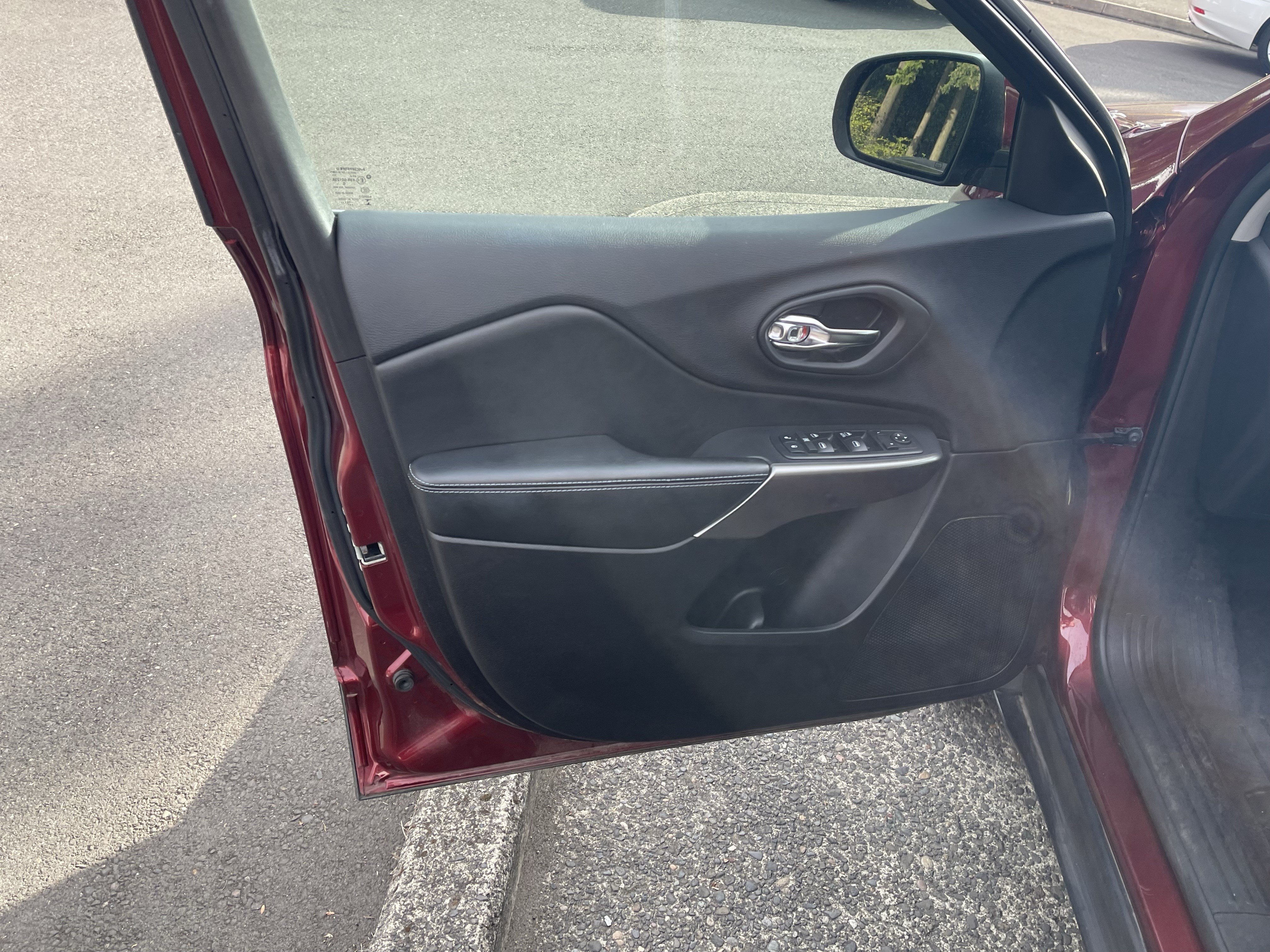 Used 2019 Jeep Cherokee Latitude w/ Popular Appearance Group FWD image 13