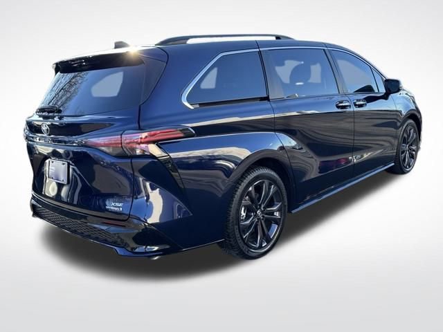 Used 2022 Toyota Sienna XSE image 6