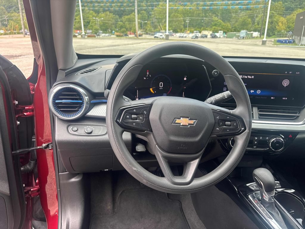 Used 2025 Chevrolet Trax LT FWD image 12