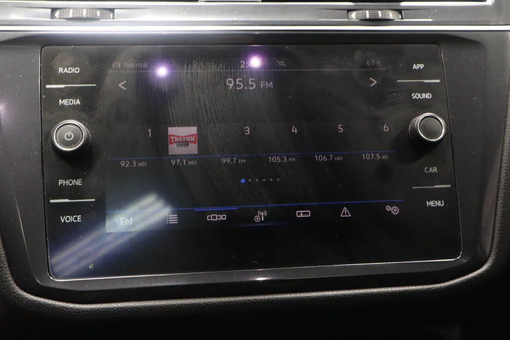 Used 2022 Volkswagen Tiguan SE w/ Panoramic Sunroof Package AWD/4WD image 3