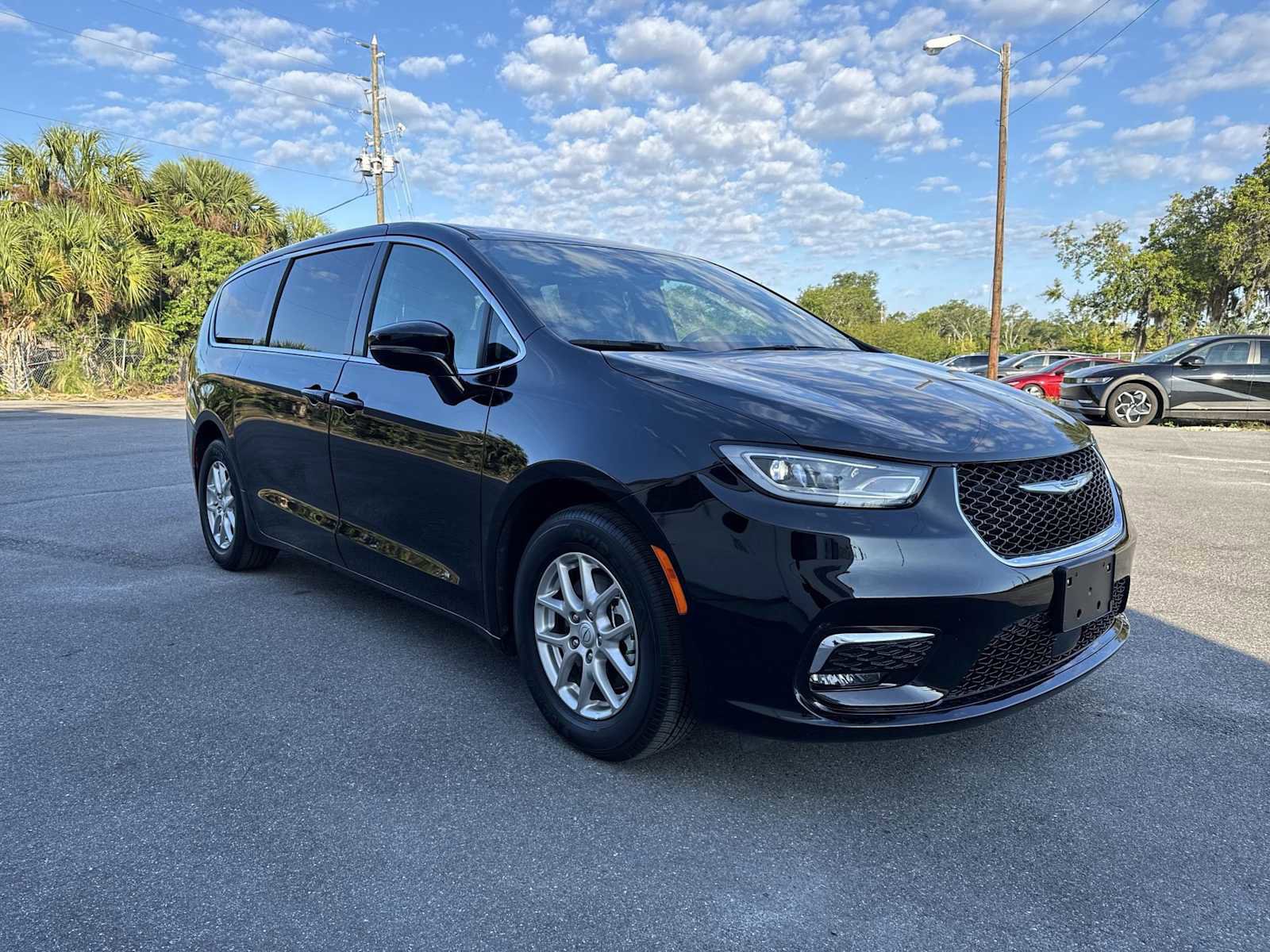 Used 2025 Chrysler Pacifica Select FWD image 8