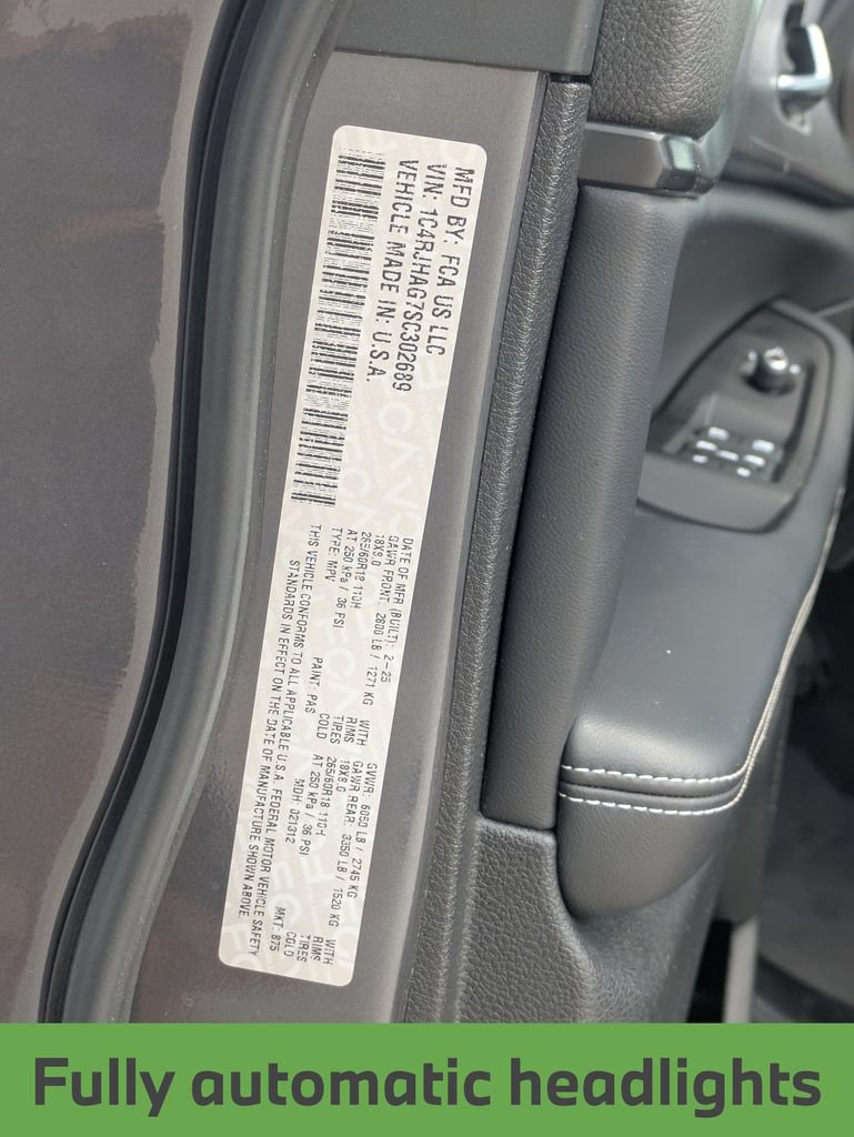 Used 2025 Jeep Grand Cherokee Altitude AWD/4WD image 32