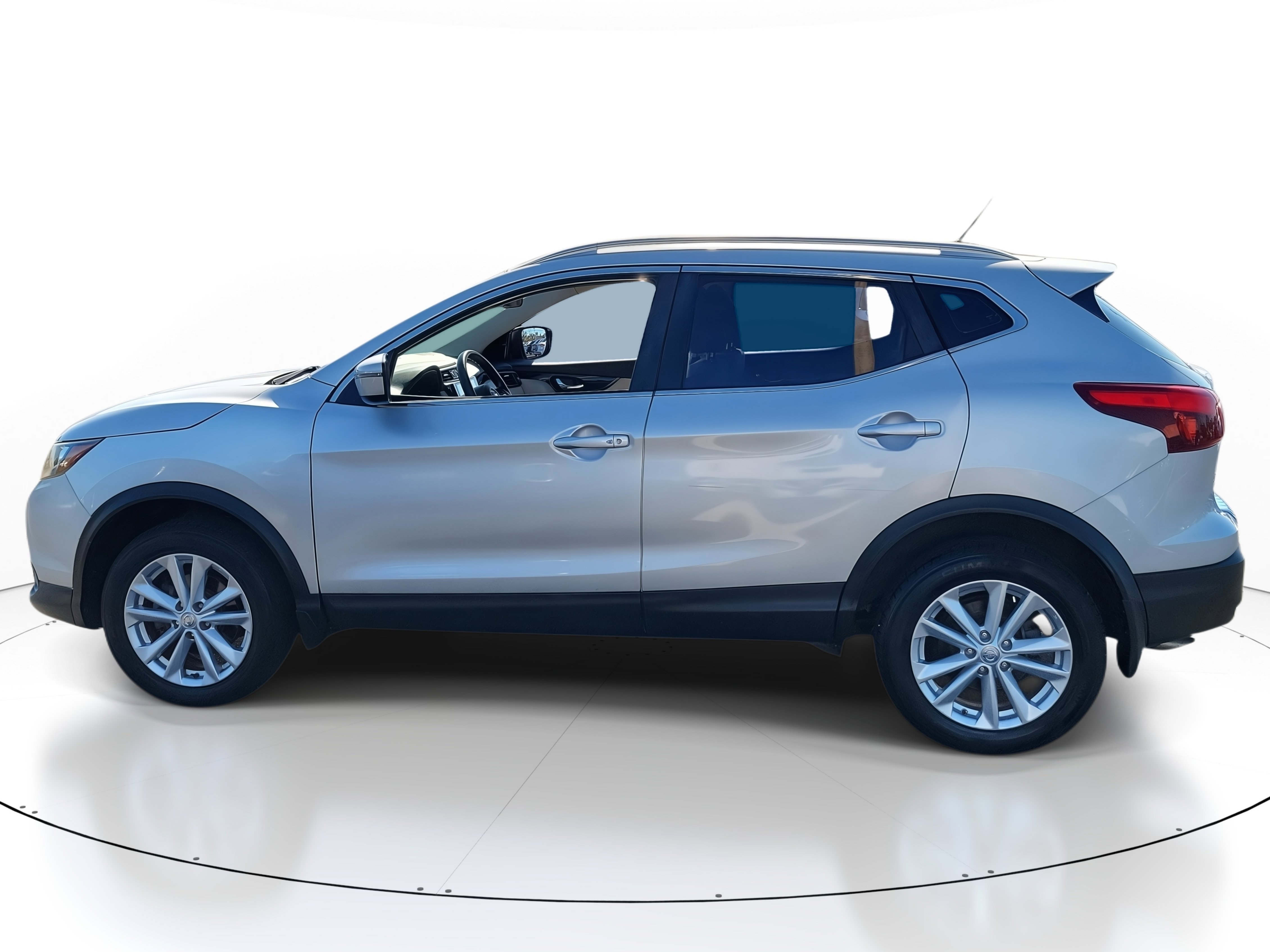 Used 2018 Nissan Rogue Sport SV image 3