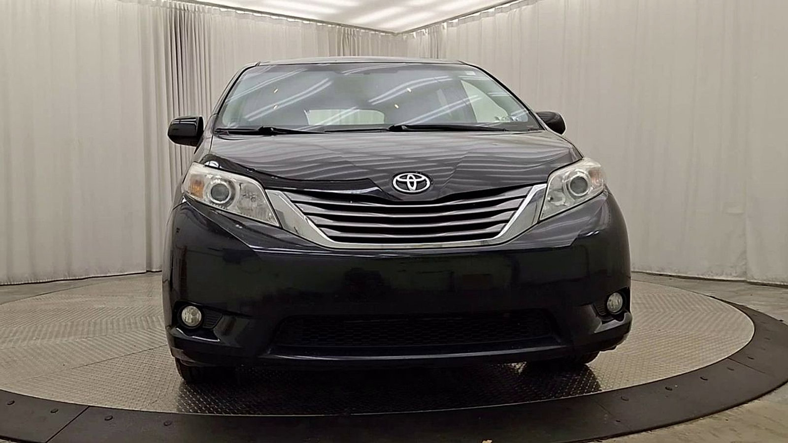 Used 2015 Toyota Sienna XLE w/ XLE Navigation Package FWD image 3